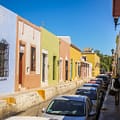 Straßenzug mit bunten Häusern in Campeche