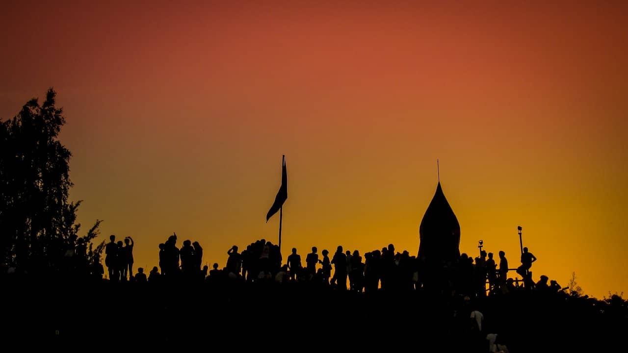 Silhouette und Rakete im Sonnenuntergang auf dem Fusion Festival 2012