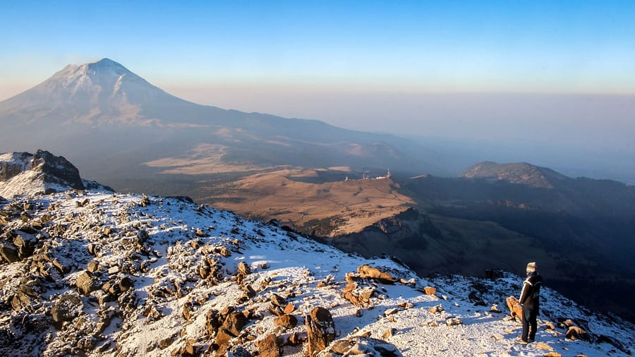 Blick vom Iztaccíhuatl auf den Popocatépetl