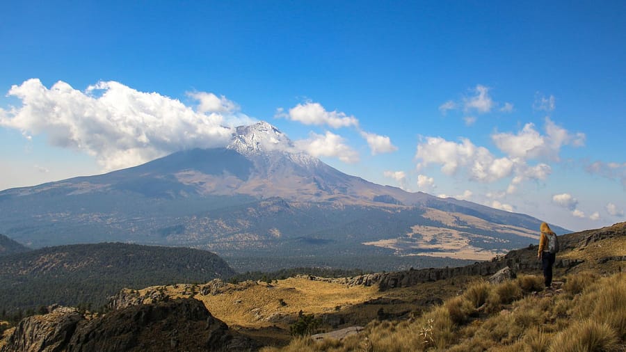 Blick vom Iztaccíhuatl zum Popocatépetl