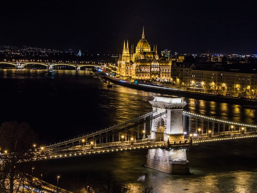 Széchenyi-Kettenbrücke und Parlament, Budapest